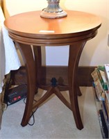 WOOD ROUND TOP TABLE