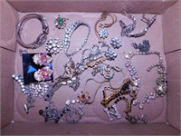 Vintage rhinestone jewelry: Necklaces - Brooches