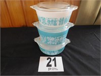 3 PYREX BOWLS WITH LIDS  (1 LID HAS A CHIP)