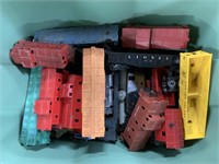 20+ pcs - Tote of Lionel Train Cars/Parts