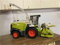 CLHHS plastic jaguar 980 tractor