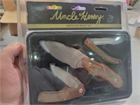 New: 3 pocket knives with metal box