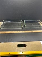 A lot of two Pyrex casserole dishes