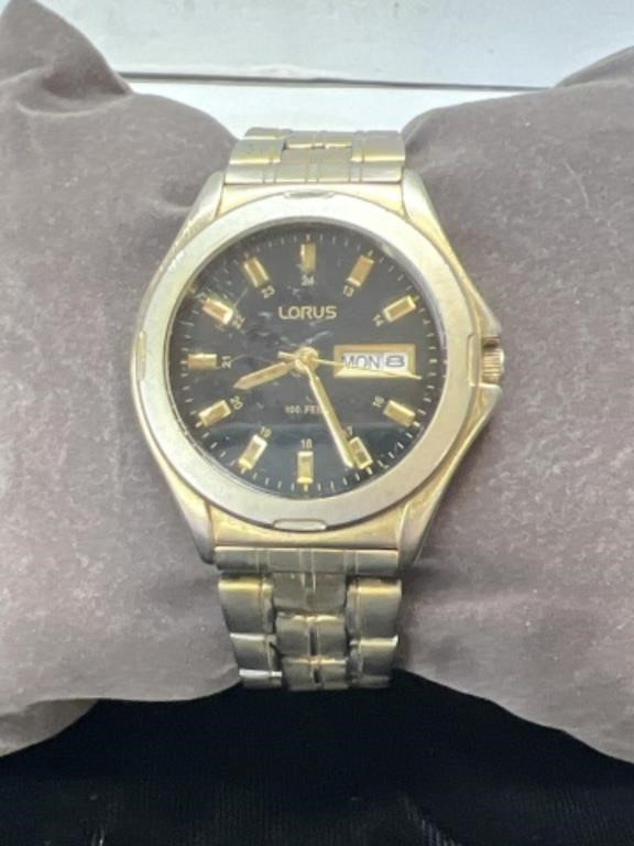Vintage LORUS men’s analog watch