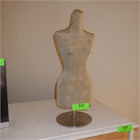 SM. MANNEQUIN JEWELY DISPLAY (SOME SURFACE RUST)>>