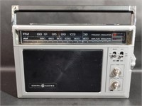 Vintage G E General Electric Portable Radio