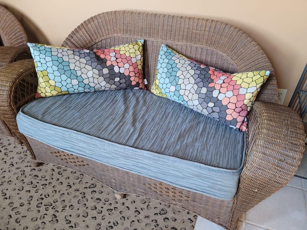 Wicker loveseat and 2 pillows