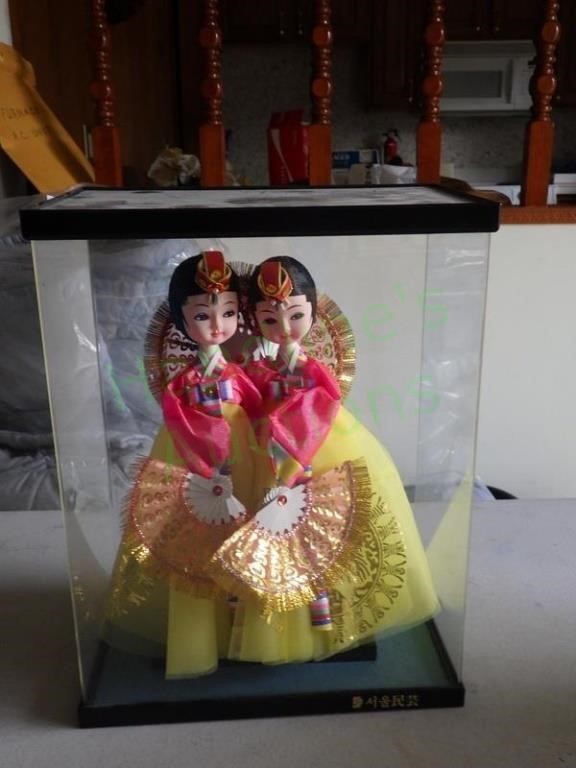 Vintage Korean Dancing Dolls W/Fans In Case