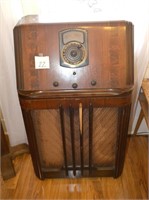 Antique Philco Radio w/PHILCO 38-3 Unknown