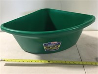 24 QT Corner Feeder -New