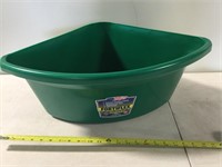 24 QT Corner Feeder -New