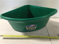 24 QT Corner Feeder -New