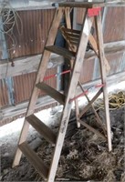 Wood 5ft. Step ladder
