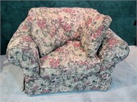 Broyhill floral arm chair with pillows