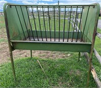 DOUBLE SIDED HAY FEEDER