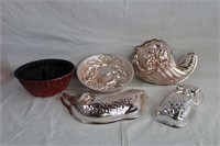 4 jelly molds and bundt pan