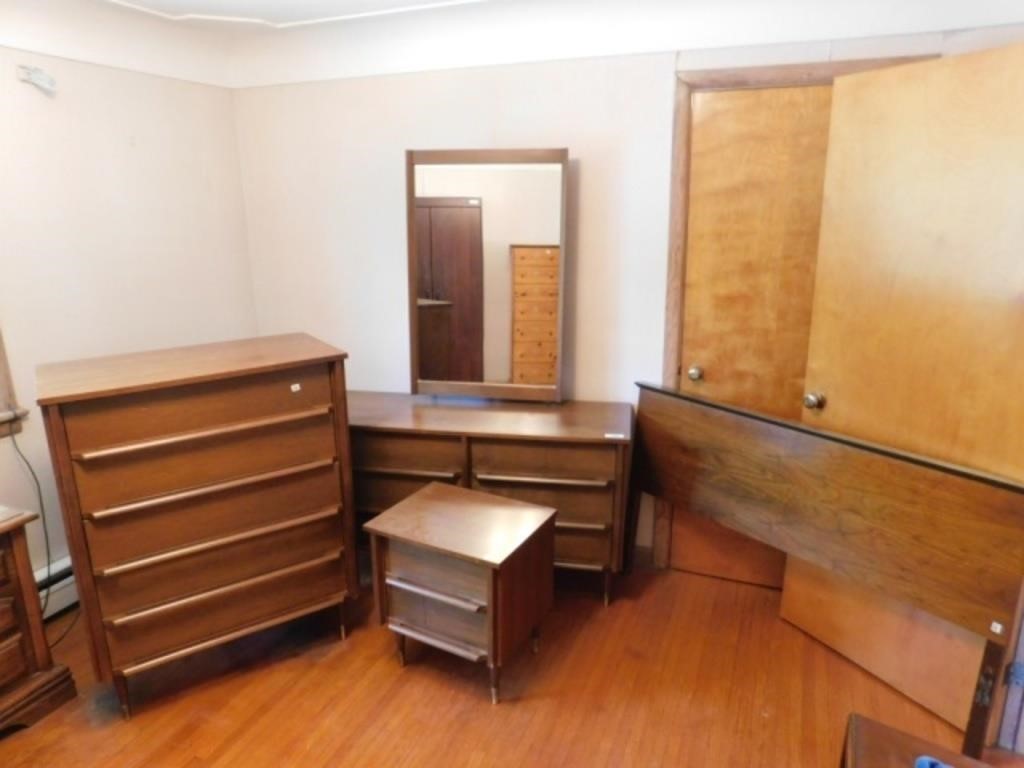 5 Bedroom Furniture Pieces (including mirror)