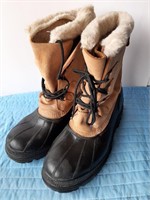 Pair of Kamik Men's Size 11 Boots