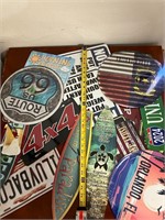 LOT OF 19 METAL VANITY LICENSE PLATES & SIGNS