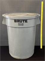 Brute Rubbermaid Trash Can W/ Lid 30 Gal