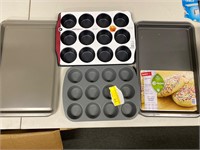 LOT OF 4 BAKEWARE