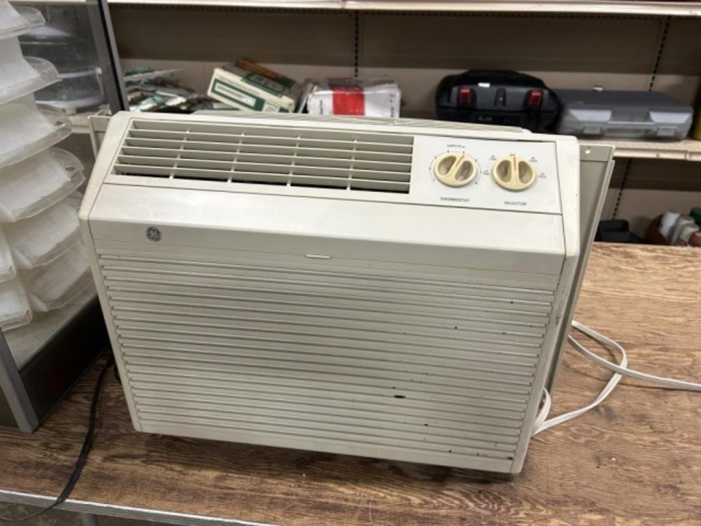 WINDOW AIR CONDITIONER