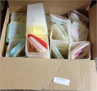 BOX OF TUPPERWARE CONTAINERS W/ LIDS