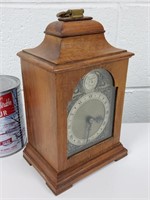 Horloge de table en bois "S. Smith & Sons"