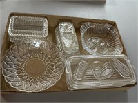 Tray of assorted glassware