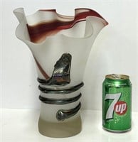 Vase en verre orné d’un serpent en métal non