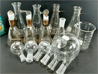 13 flacons d'évaporation de labo divers en verre