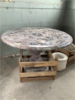 Table sculptée en marbre