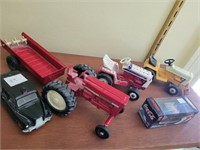 5PCS TRACTORS AND CARS SMALL TOYS