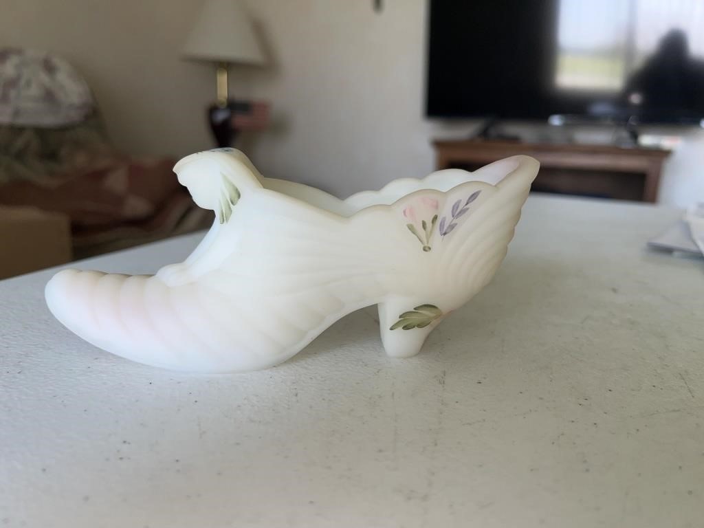 Fenton cat faced, hand painted shoe 6in long