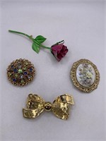 NICE LOT OF BROOCHES