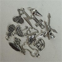 LOT OF 11.2g SILVER CHARMS