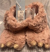 C11) NEW sz5/6 kids cat & Jack slippers 
No