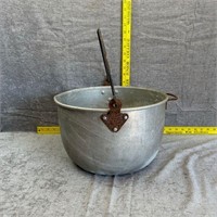 Aluminum Pot w/Handle