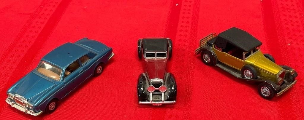 11 - LOT OF 3 COLLECTIBLE CARS (S75)