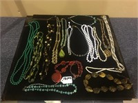 LOT OF 16 PIECES OF COSTUME JEWELRY