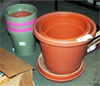 Large & Medium Assorted Plastic Flower Pots