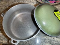 Hammered aluminum pot with lid