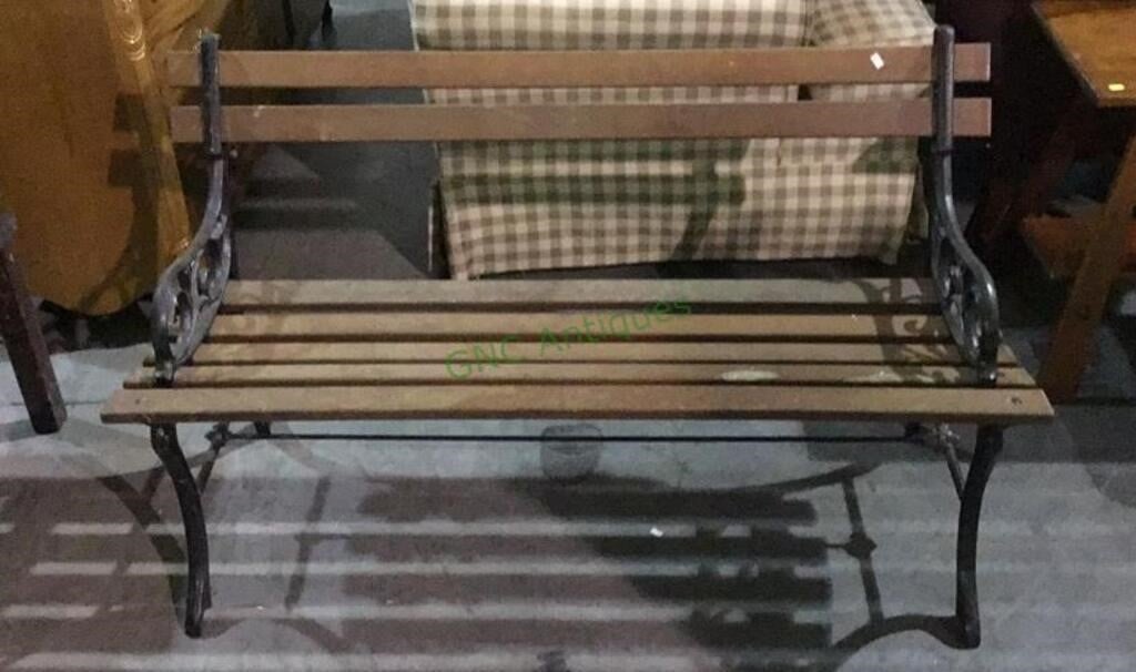 Very nice and sturdy park bench with teak-like