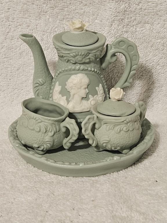 June Antiques and Collectibles Online Sale