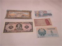 Assorted foreign bank notes