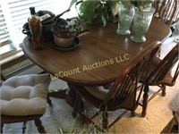 dining room table w 5 chairs 62" x 41"