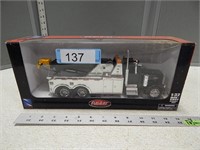 Peterbilt tow truck; 1:32 scale