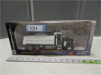 Kenworth W900 dump truck; 1:32 scale