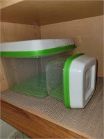 Lot of two Food storage containers with Freshness