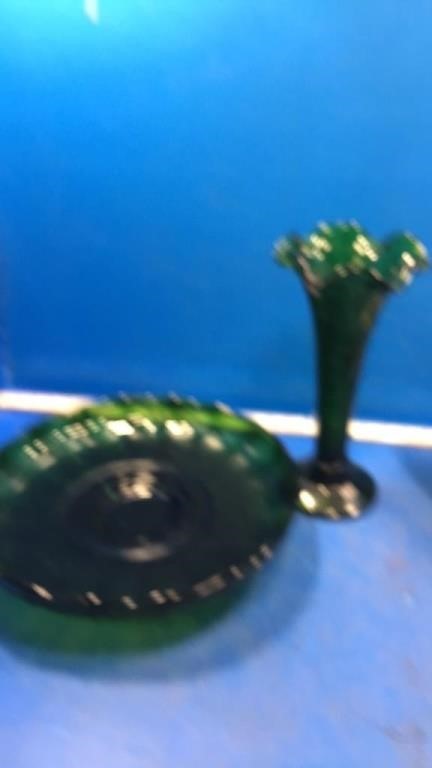 Green plate,ruffled vase